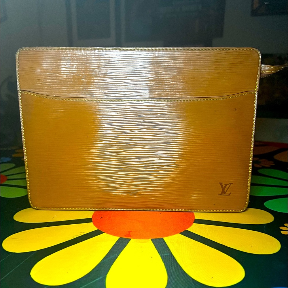 💯% LV BROWN EPI CLUTCH